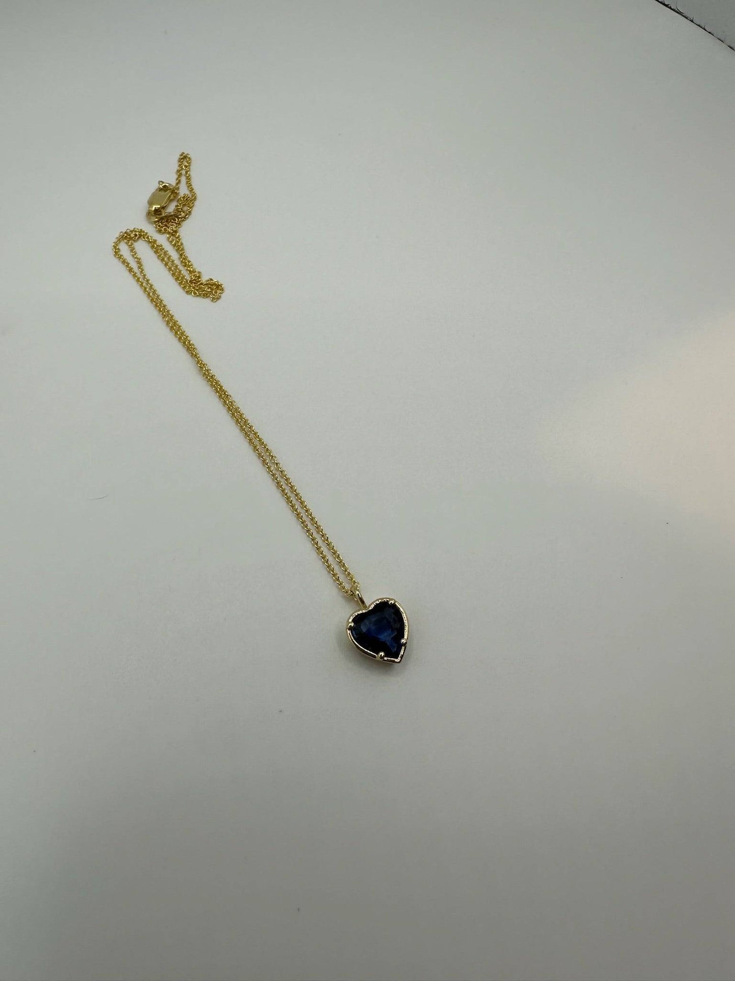 Pendentif en saphir bleu royal taille cœur de 1,8 ct + chaîne en or 14 carats 