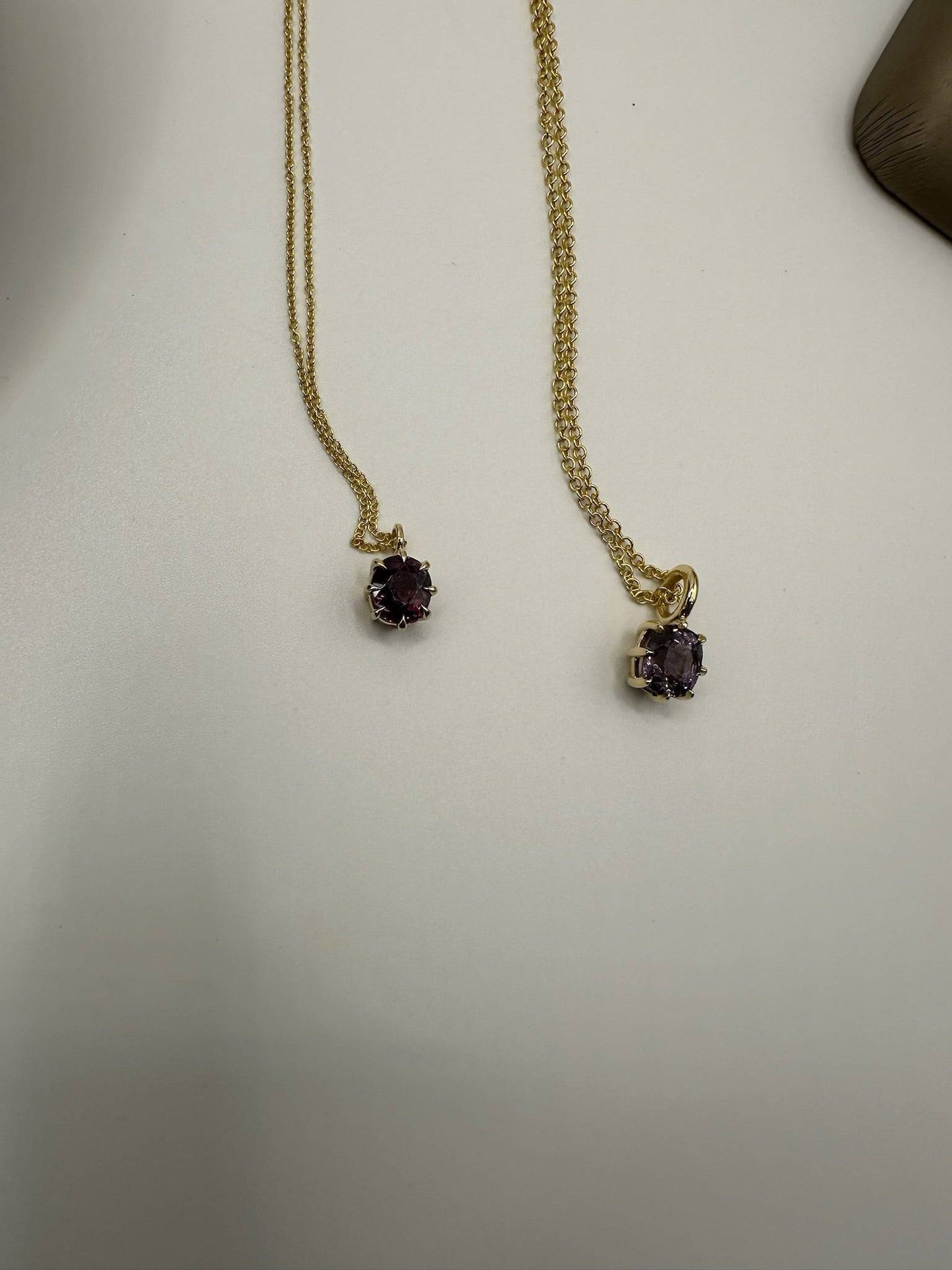 Colgante con garra de espinela violeta talla cojín de 1,3 ct y cadena en oro de 14 kt 