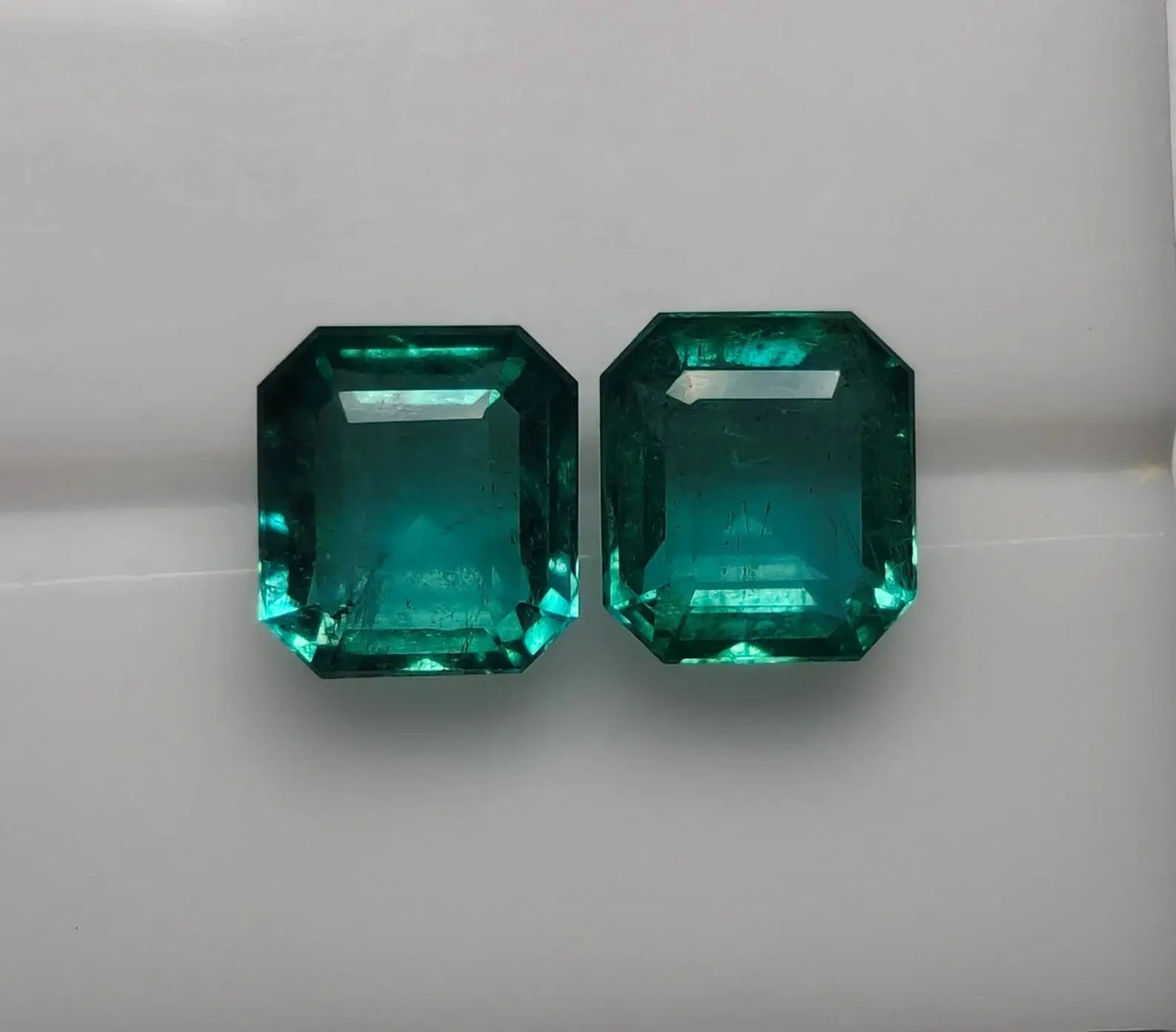 Perfect pair of emerald twin loose gemstones, 3.5ct.