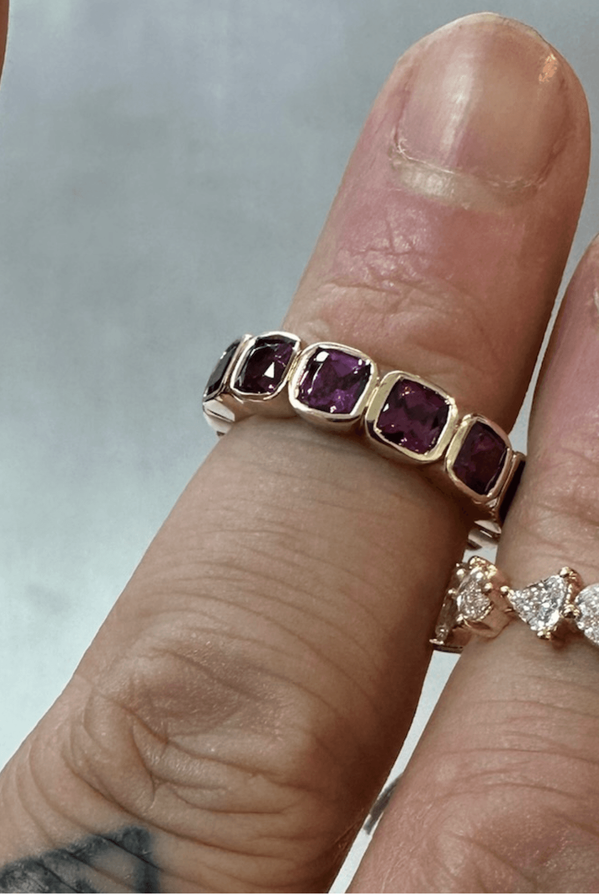 Anillo de eternidad de granate morado de 10 ct en oro de 14 kt