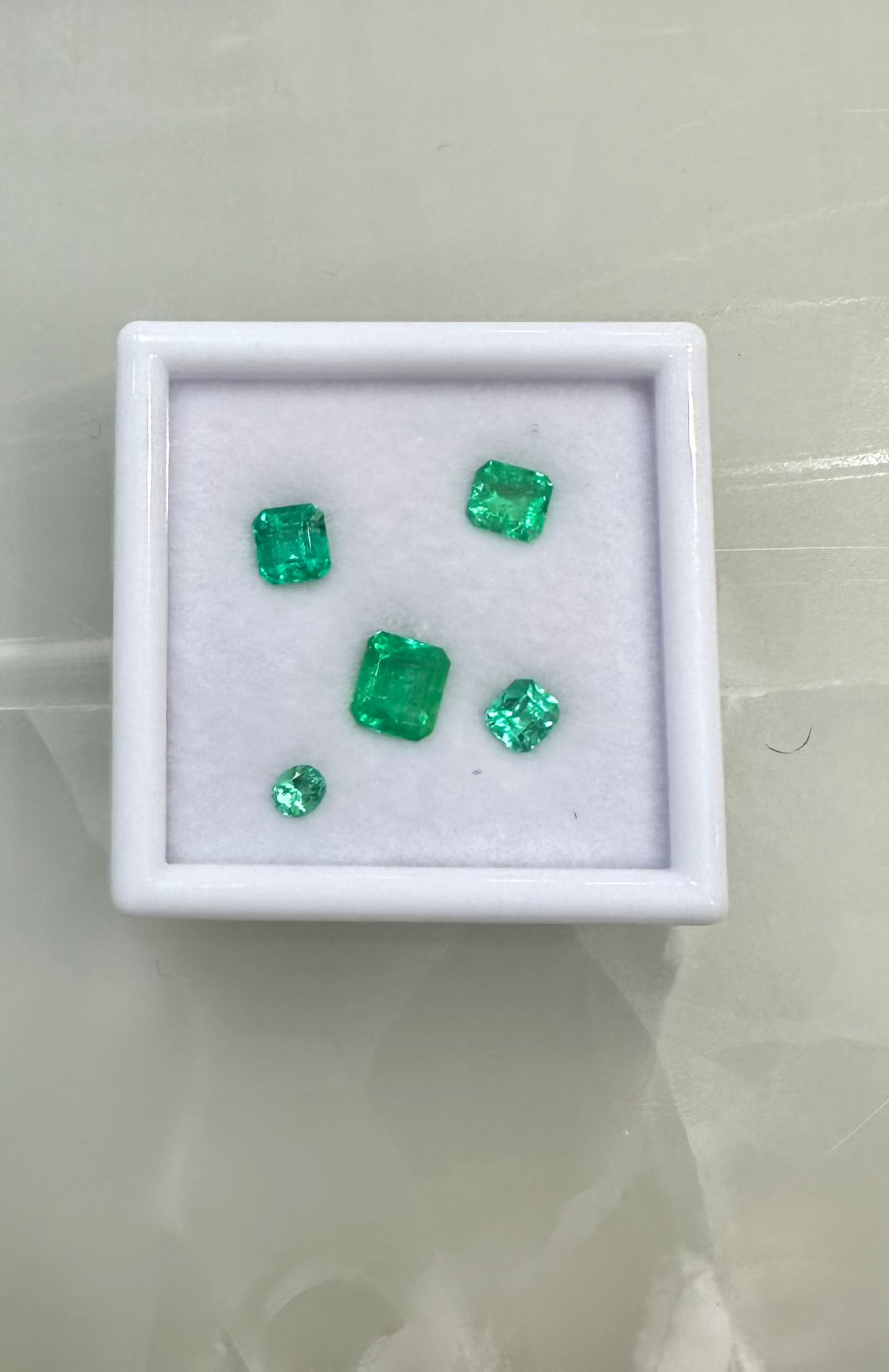 Stunning Muzo colombian emeralds, 3.4 carat lot